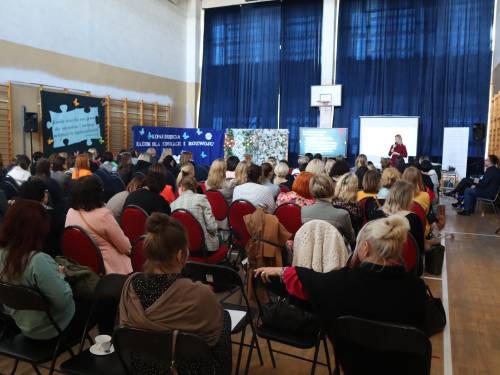 Zdjęcie przedstawia konferencję Razem dla edukacji i rozwoju w Szkole Podstawowej nr 4 w Pruszczu Gdańskim
